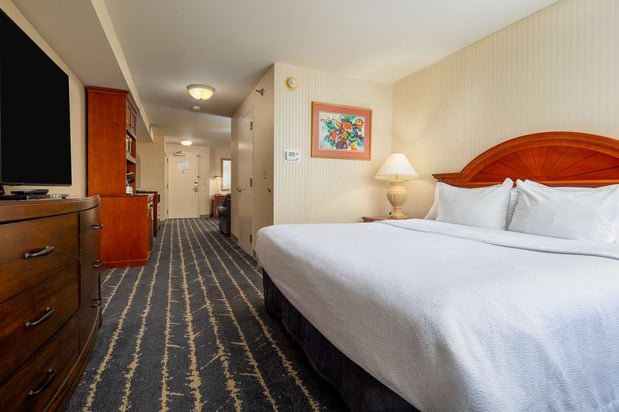 Images Hilton Garden Inn Milwaukee Northwest Conference Center