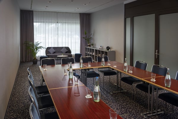 Tagungsraum im Maritim Hotel Darmstadt in U-Form: Ideale Raumaufteilung für produktive Meetings, mit moderner Technik und stilvollem Ambiente.