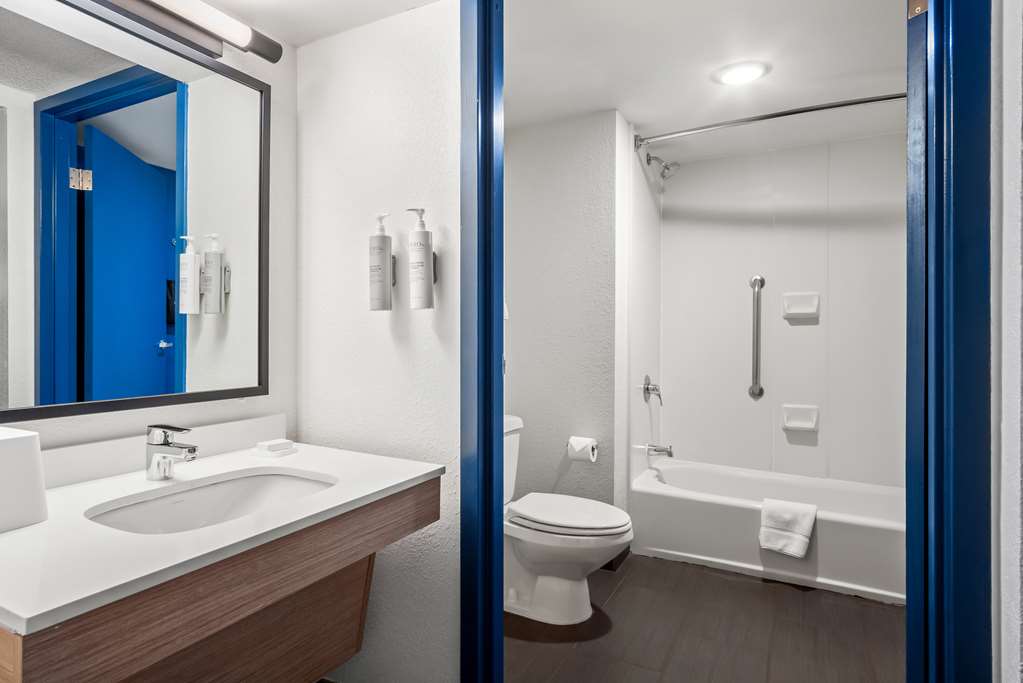 Guest room bath
