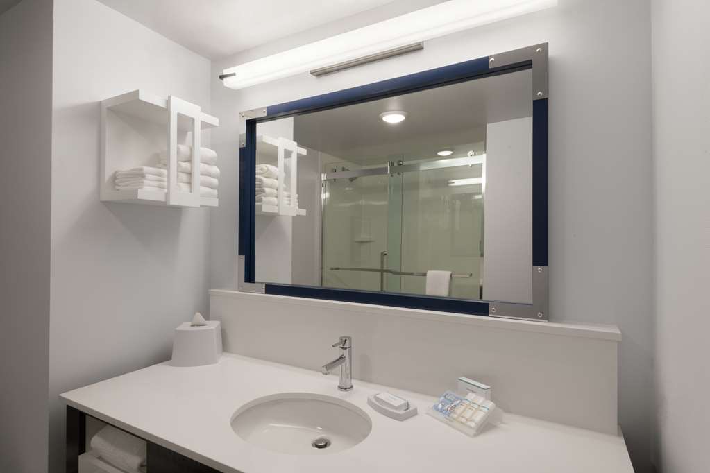 Guest room bath