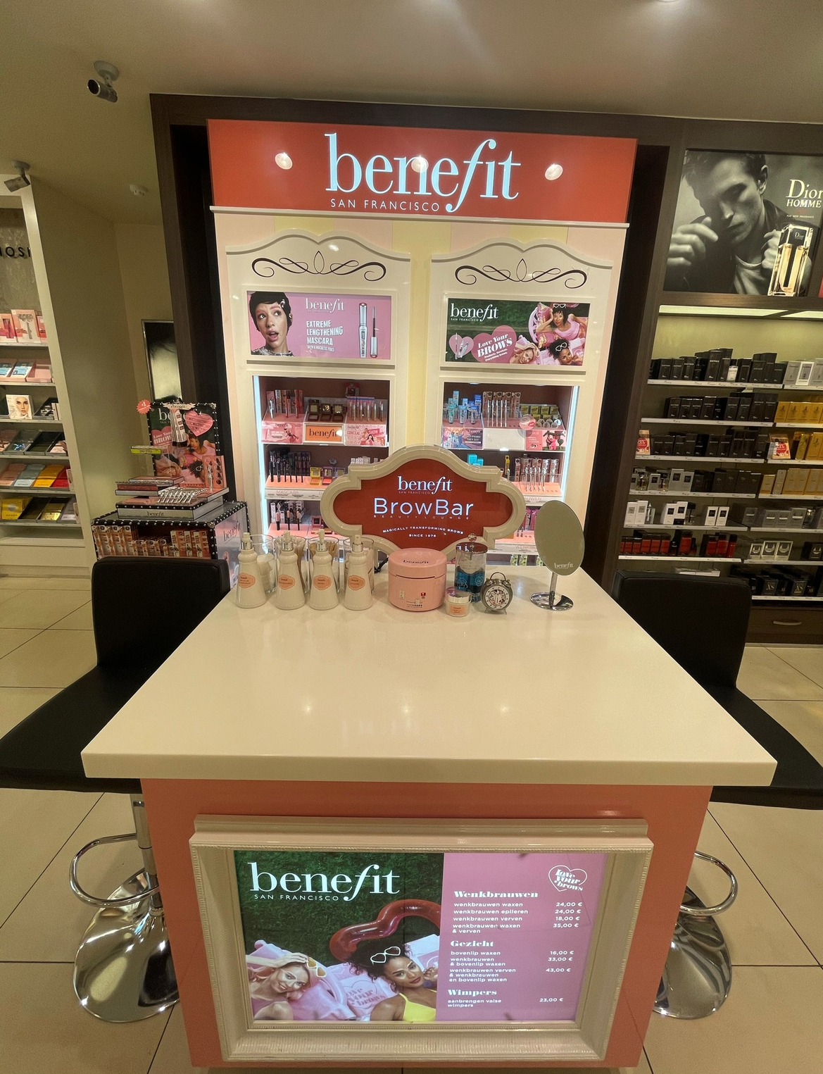 Foto's Benefit Cosmetics BrowBar