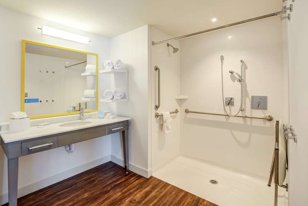 Guest room bath