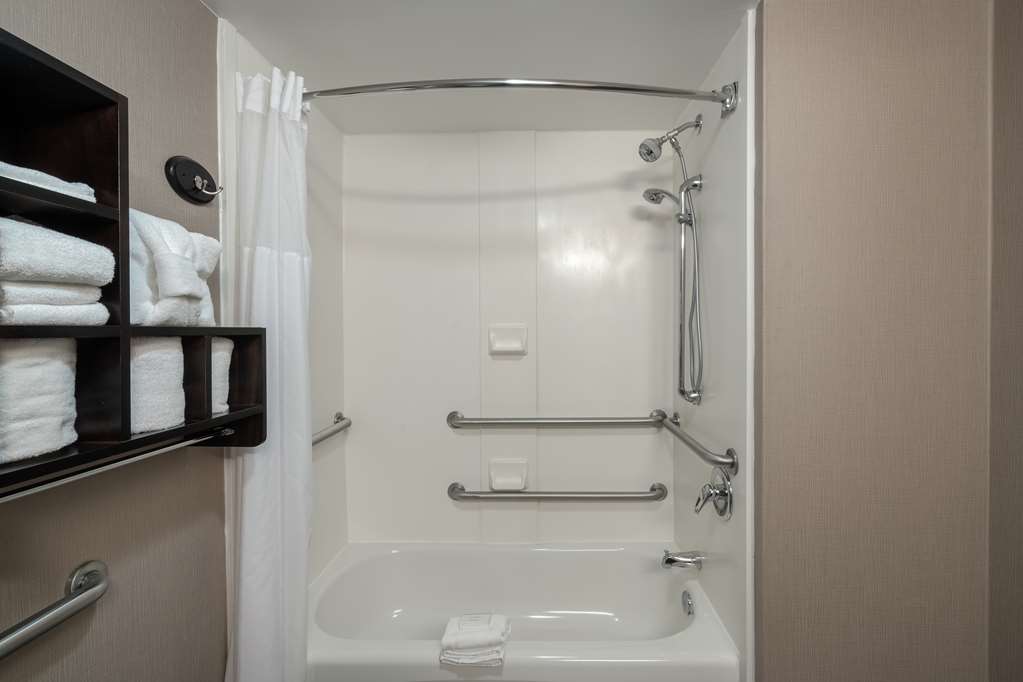 Guest room bath