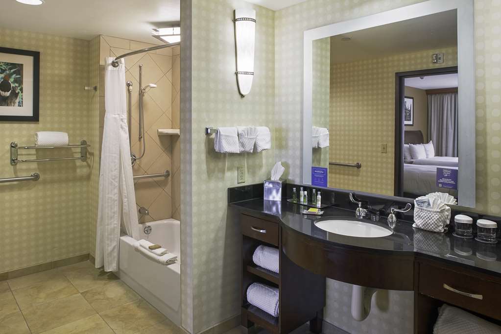 Guest room bath
