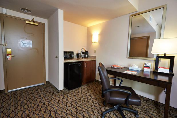 Images Holiday Inn Express Building 592