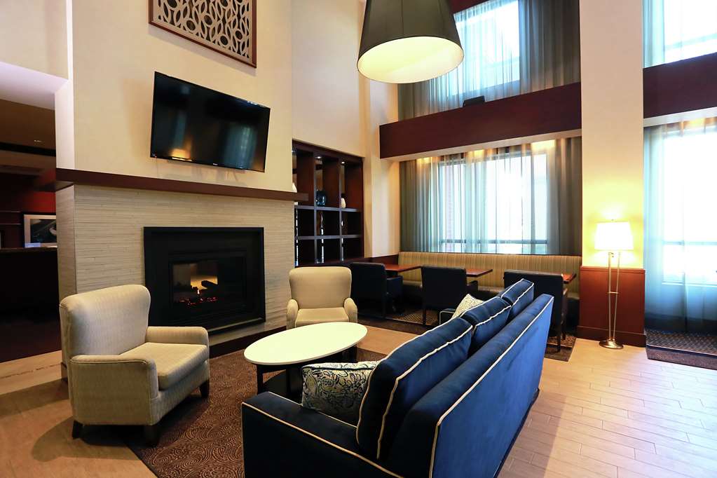 Hampton Inn & Suites by Hilton Laval in Laval: Lobby
