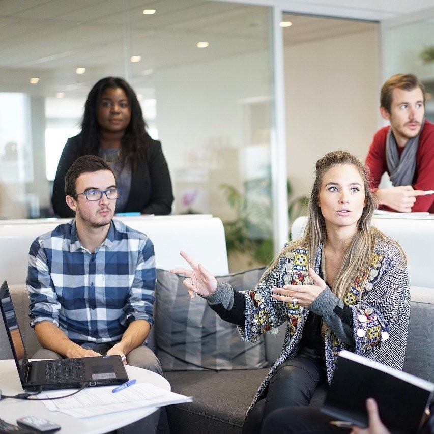 Bild zu Bei einer OG schließen sich mindestens 2 Personen zu einer Gesellschaft zusammen. 