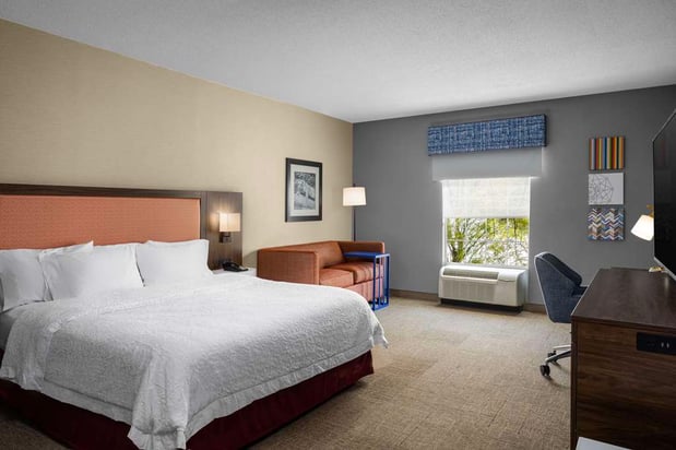 Images Hampton Inn & Suites State College at Williamsburg Square