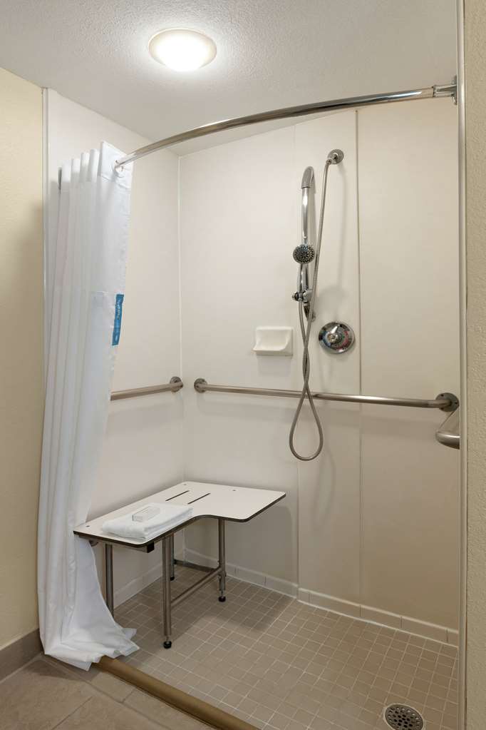 Guest room bath