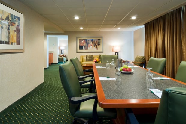 Images Holiday Inn & Suites Cincinnati-Eastgate (I-275E) by IHG