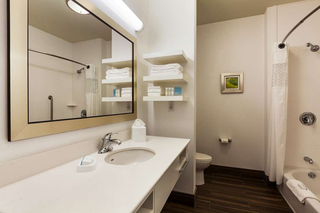 Guest room bath