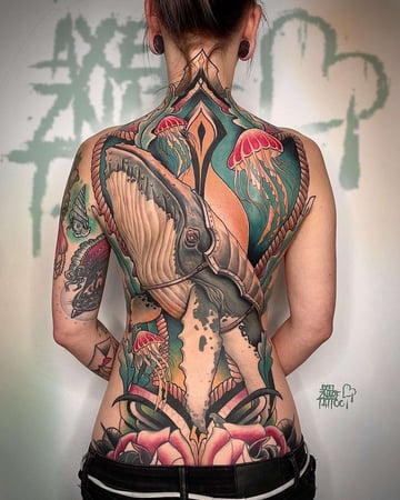 Eisenherz Tattoo und Piercing Magdeburg - Großflächiges Backpiece Tattoo mit Wal, Quallen und ornamentalen Elementen in kräftigen Farben. Eindrucksvolles Rücken Tattoo für Keywords wie Backpiece Tattoo, Wal Tattoo, Color Tattoo, Rücken Tattoo und ma...