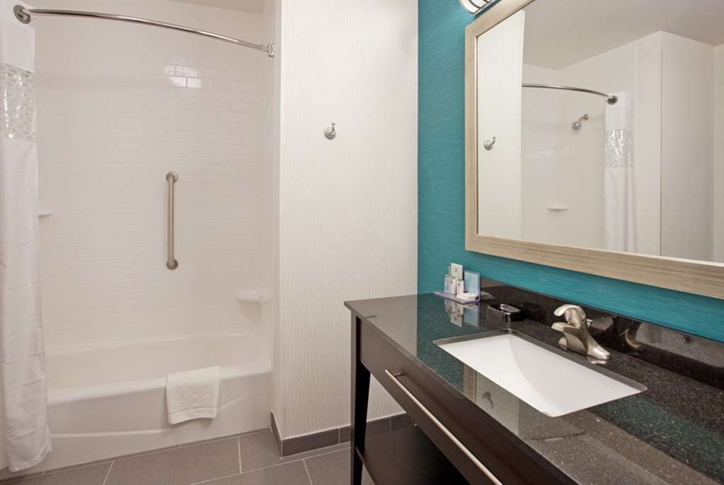 Guest room bath