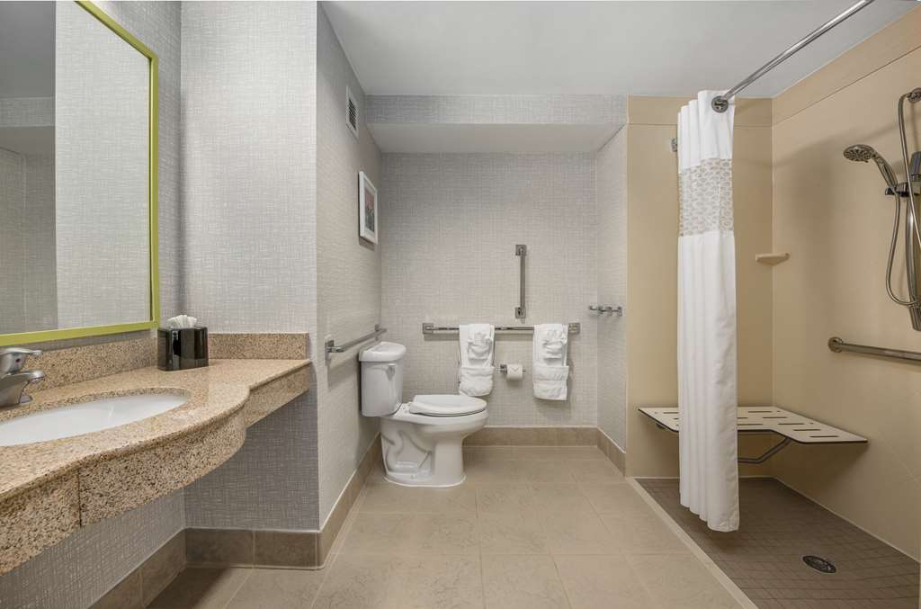 Guest room bath