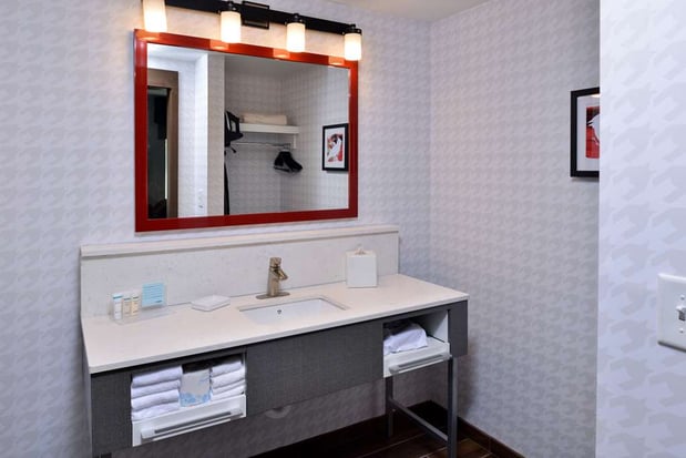 Images Hampton Inn & Suites Greensboro Downtown