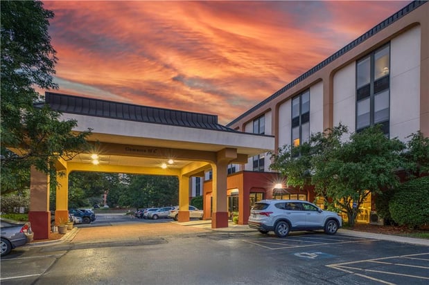 Images SureStay Plus by Best Western Chicago Lombard