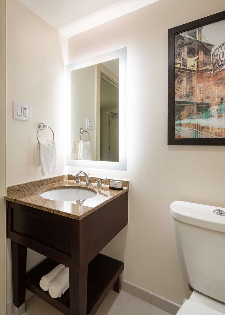 Guest room bath Embassy Suites by Hilton New Orleans New Orleans (504)525-1993