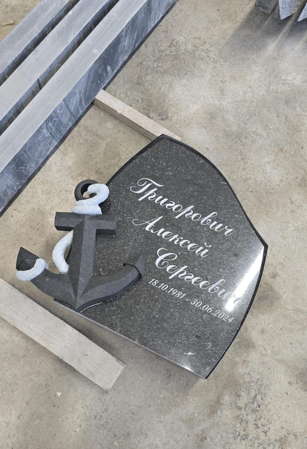 Plaša granīta pieminekļu izvēle, ražoti Latvijā ar precizitāti un cieņu pret materiālu.