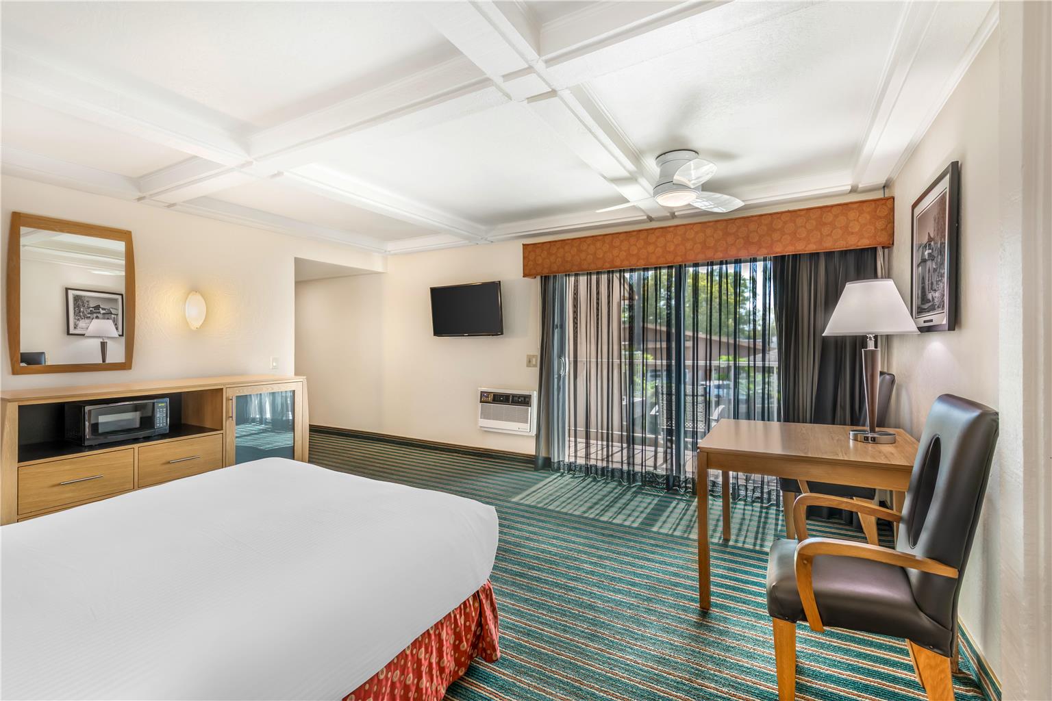 Queen - Pool View Balcony