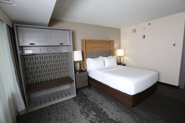 Images Holiday Inn & Suites Chicago North Shore (Skokie) by IHG