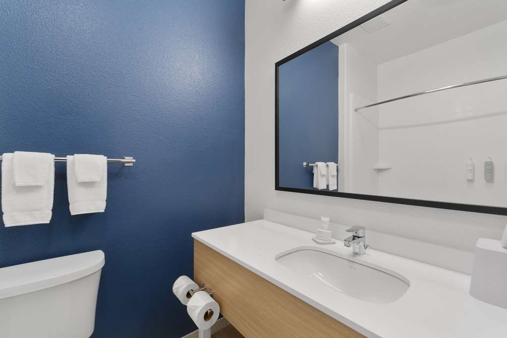 Guest room bath