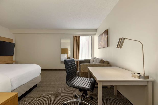 Images Embassy Suites by Hilton Denver International Airport