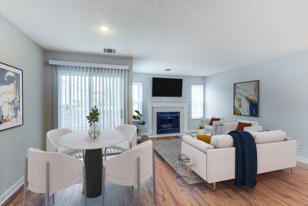 Images The Lakes of Schaumburg Apartment Homes