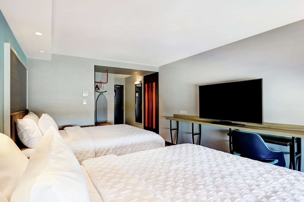 Guest room Tru by Hilton Edmonton Windermere Edmonton (780)752-8781