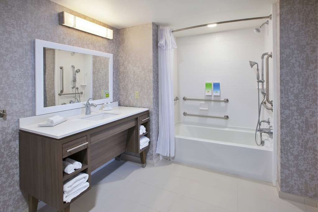 Guest room bath