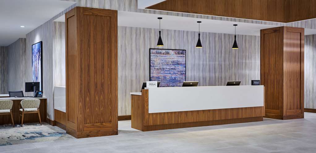 Reception DoubleTree by Hilton Windsor Hotel & Suites Windsor (519)977-9777