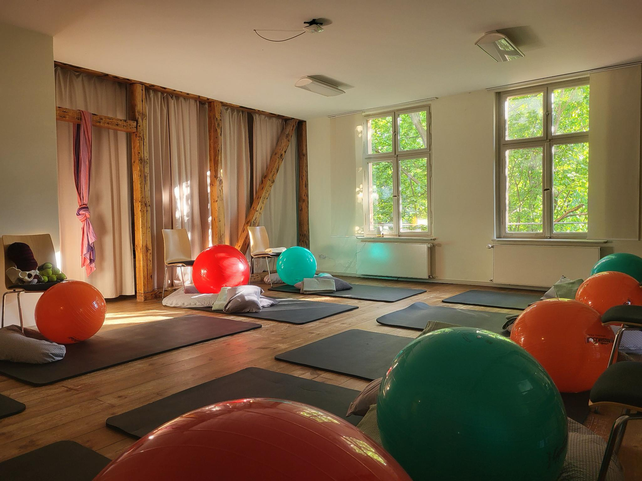 Schwangerschaftsyoga im Kavalierhaus | Caritas-Klinik Maria Heimsuchung Berlin-Pankow, Breite Straße 45 in Berlin