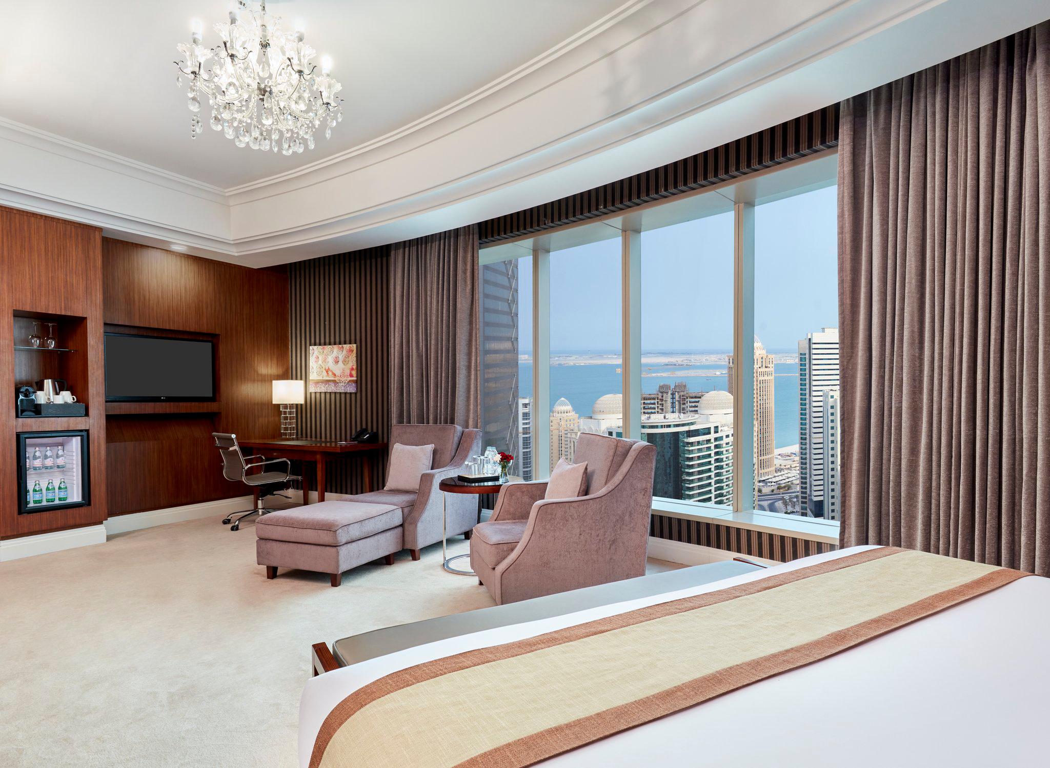 West bay doha. Crowne Plaza Doha. Отели Raffles Doha & Fairmont Doha (Катар). Wyndham Grand Doha West Bay Beach. Отель подкова в Дохе.