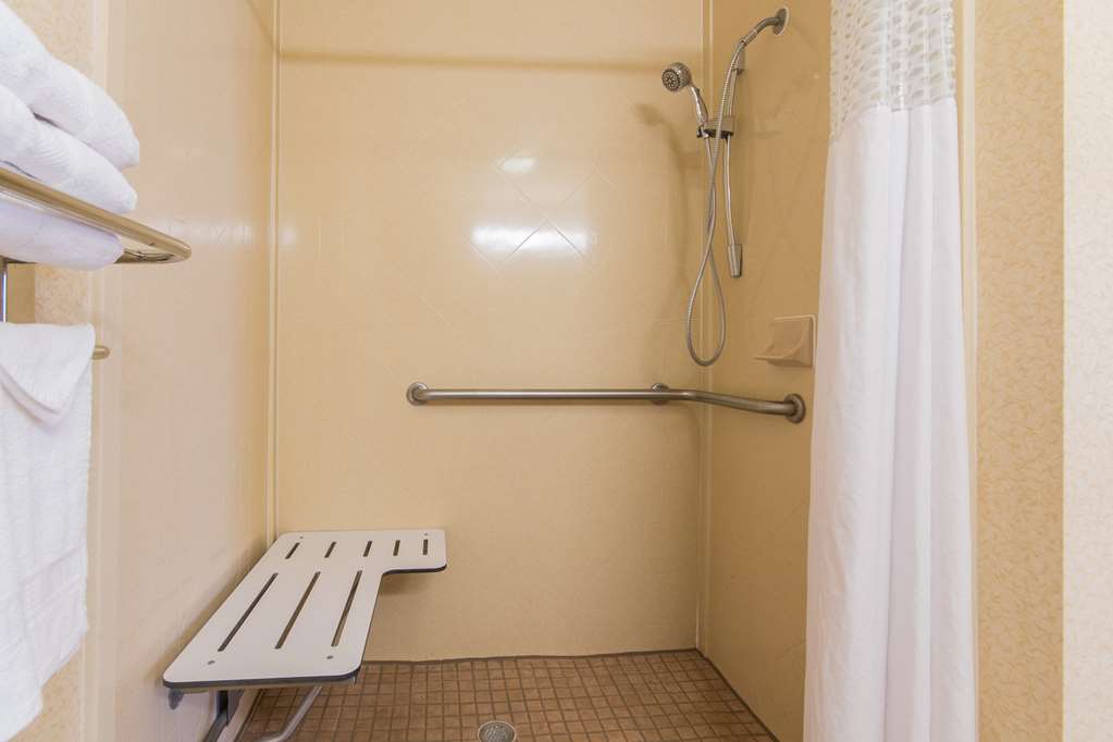 Guest room bath