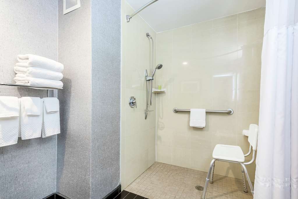 Guest room bath