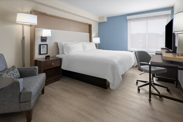 Images Holiday Inn & Suites Richmond - West End by IHG