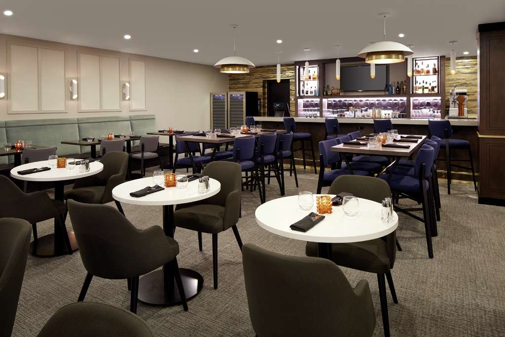 Restaurant DoubleTree by Hilton Montreal Airport Dorval (514)631-4811