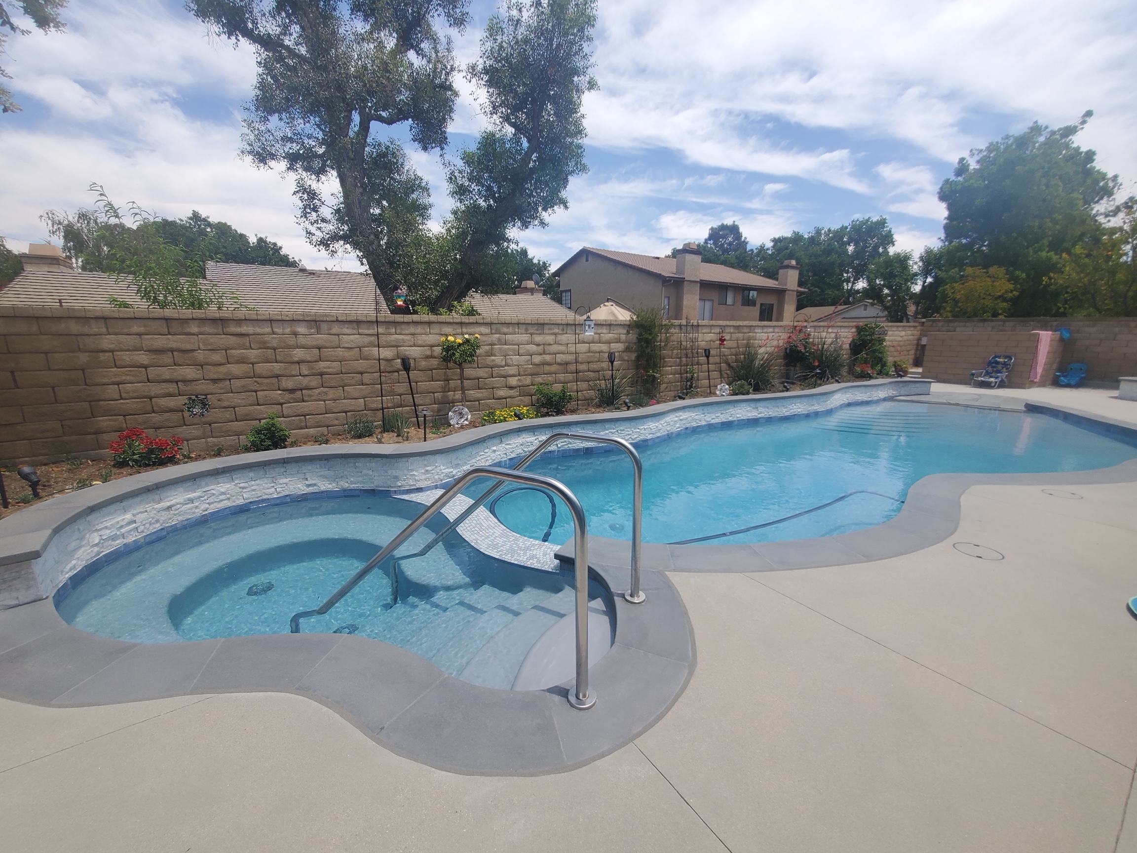 Freeform custom pool and spa with stone edge