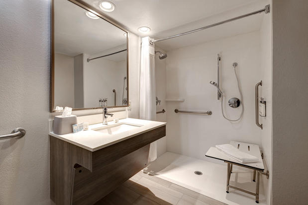 Images Holiday Inn Express & Suites Central Omaha by IHG