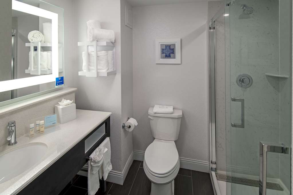 Guest room bath
