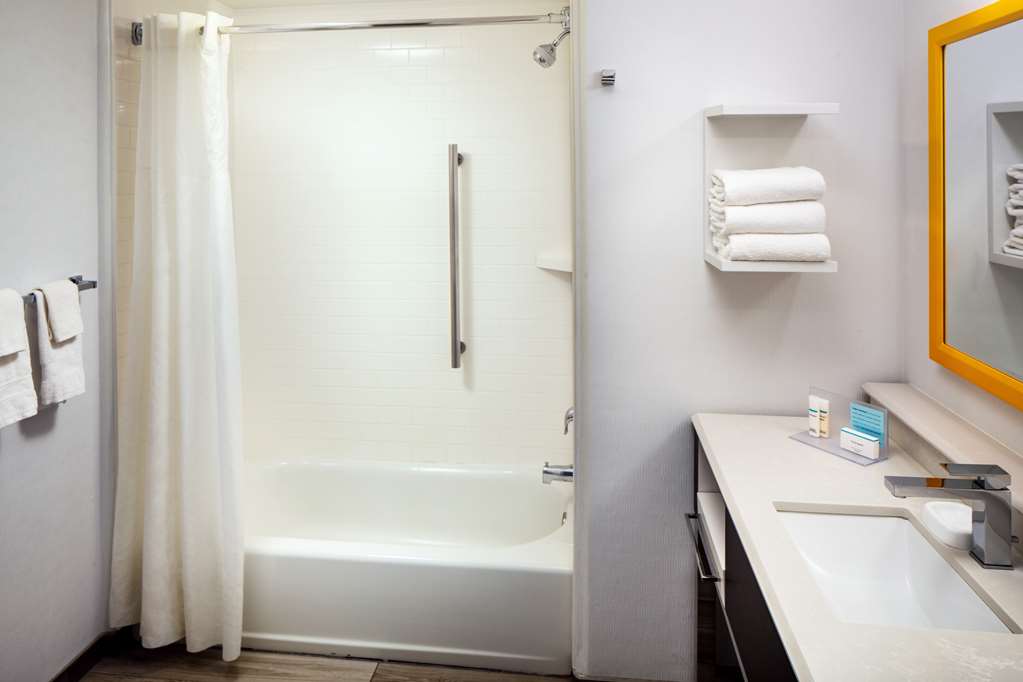 Guest room bath