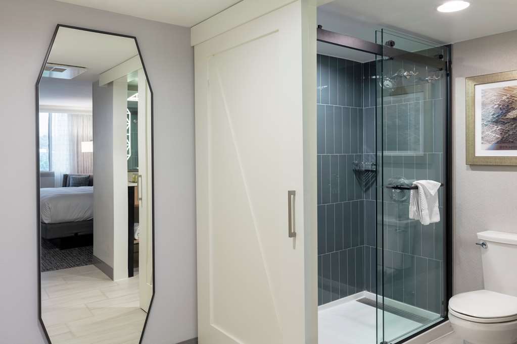 Guest room bath