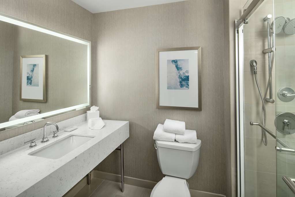 Guest room bath