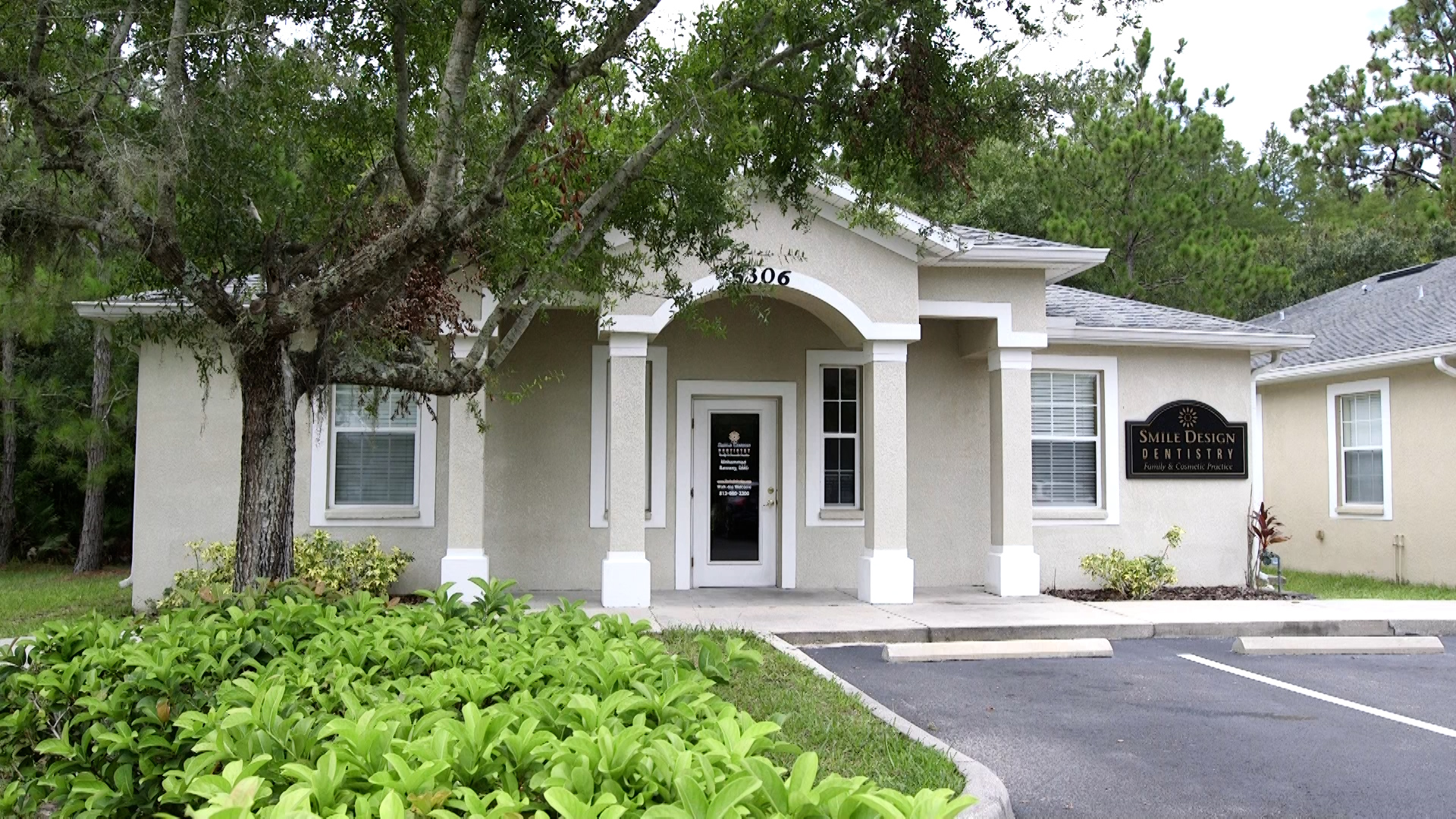 Front of office, Smile Design Lutz. Dentist in Lutz, FL. 