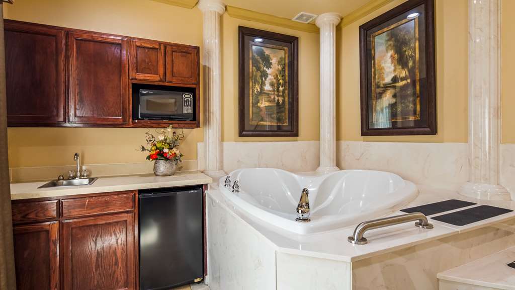 King Suite Whirlpool Tub