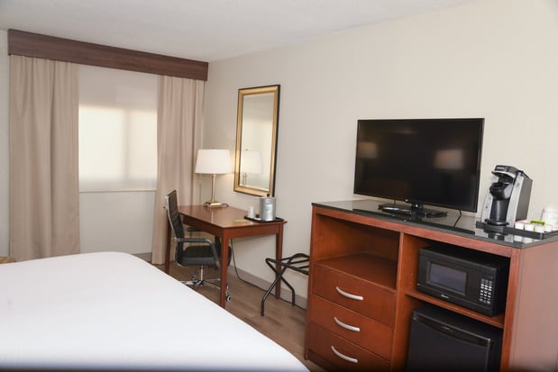 Images Holiday Inn Blmgtn Arpt South - Mall Area by IHG