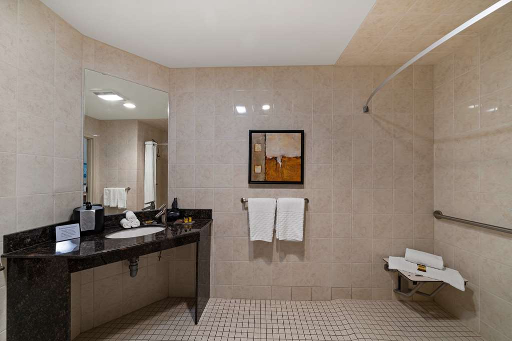 Bathroom - Accessible King Best Western Plus Orangeville Inn & Suites Orangeville (519)941-3311