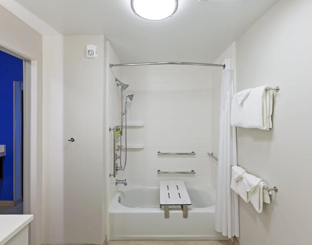 Images Holiday Inn Express & Suites Tulsa South - Woodland Hills by IHG