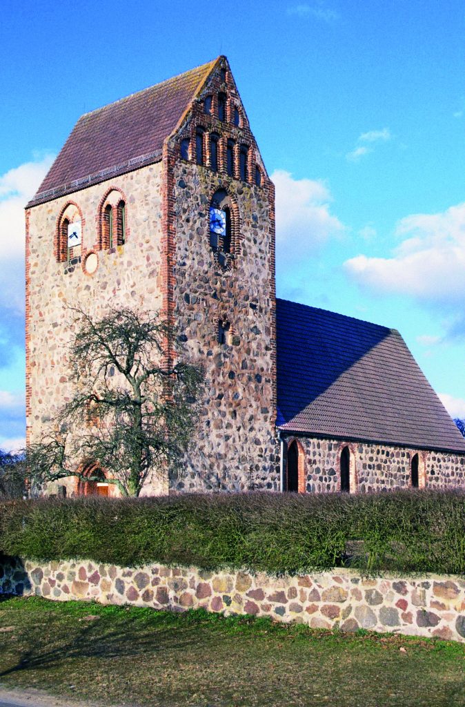 Kirche Schrepkow - Pfarrsprengel Lenzen-Lanz-Seedorf, Dorfstraße in Schrepkow