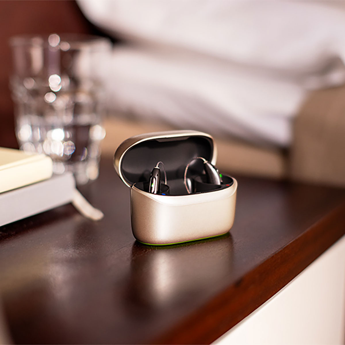 Imagem_Aparelhos_Auditivos_Carregador_na_Mesa