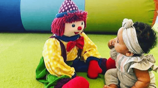 Let your child discover the joy of making music by tapping a drum and experimenting with rhythm. Our children’s music classes in Encino support listening, coordination, and self-expression through hands-on musical play.